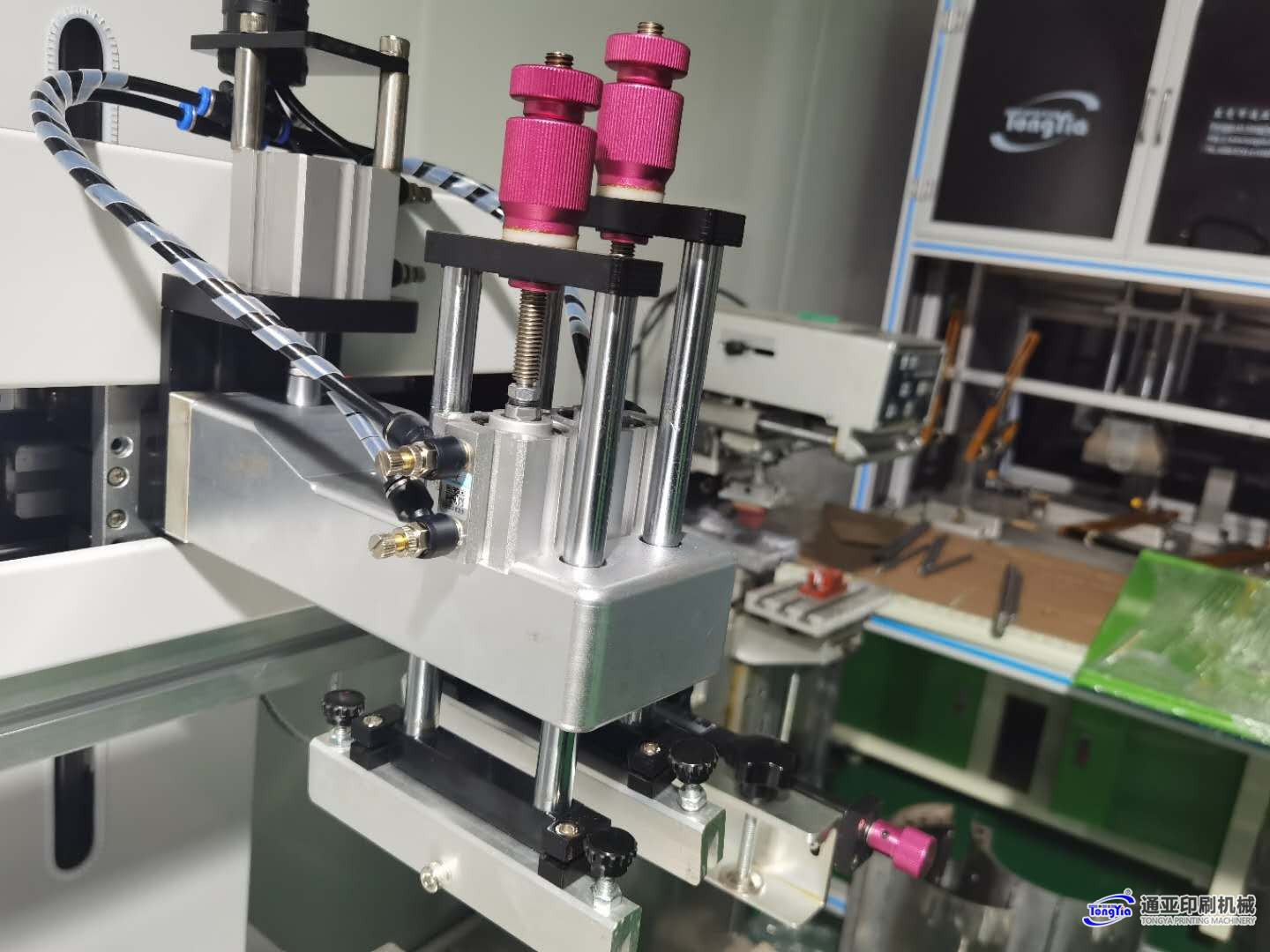 TYS-3050P氣動(dòng)吸氣式平面絲印機(jī)